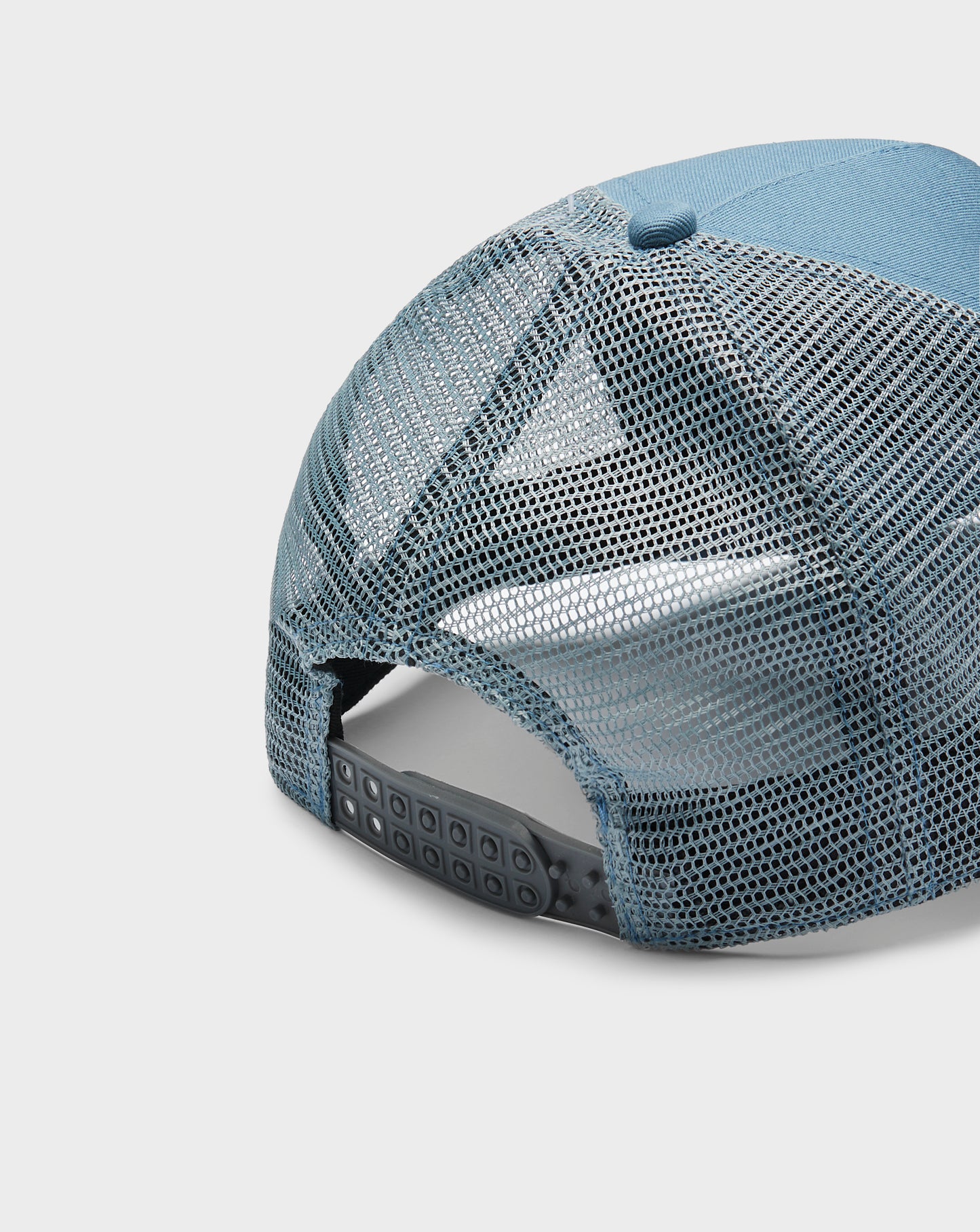 COTTON ‘METAL T’ TRUCKER CAP / PETROL BLUE