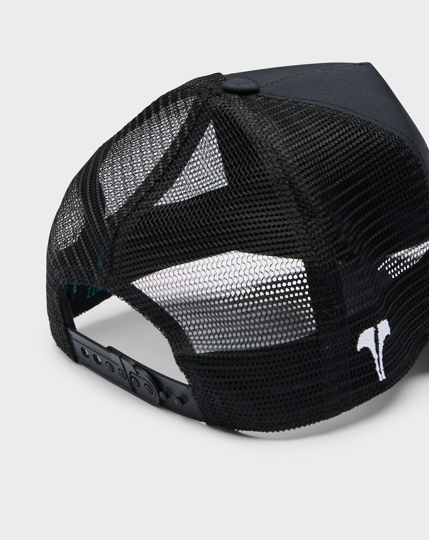 NYLON 3D LOGO MESH BACK TRUCKER - BLACK / WHITE