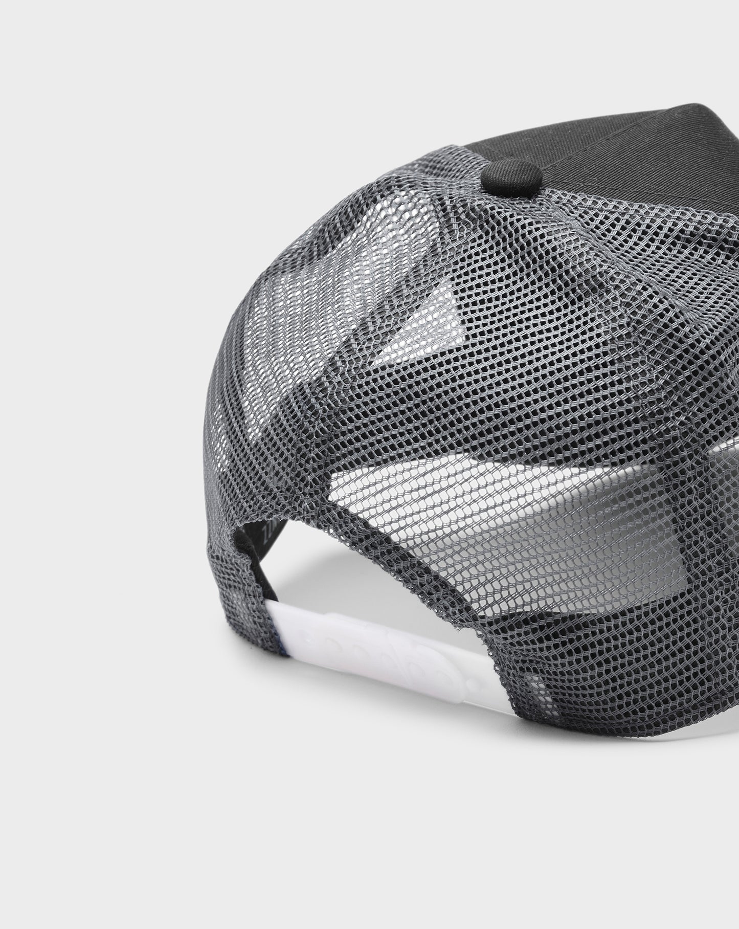 TWO TONE ITALIC MESH TRUCKER - BLACK/GREY