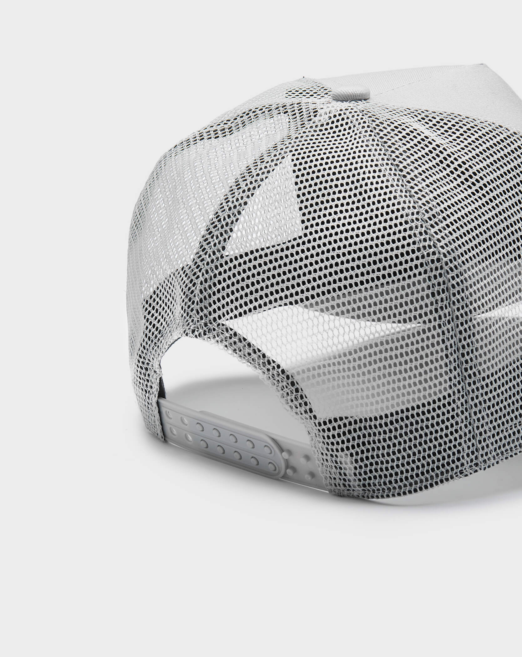 Twinzz silver white trucker cap with small silver logo strap