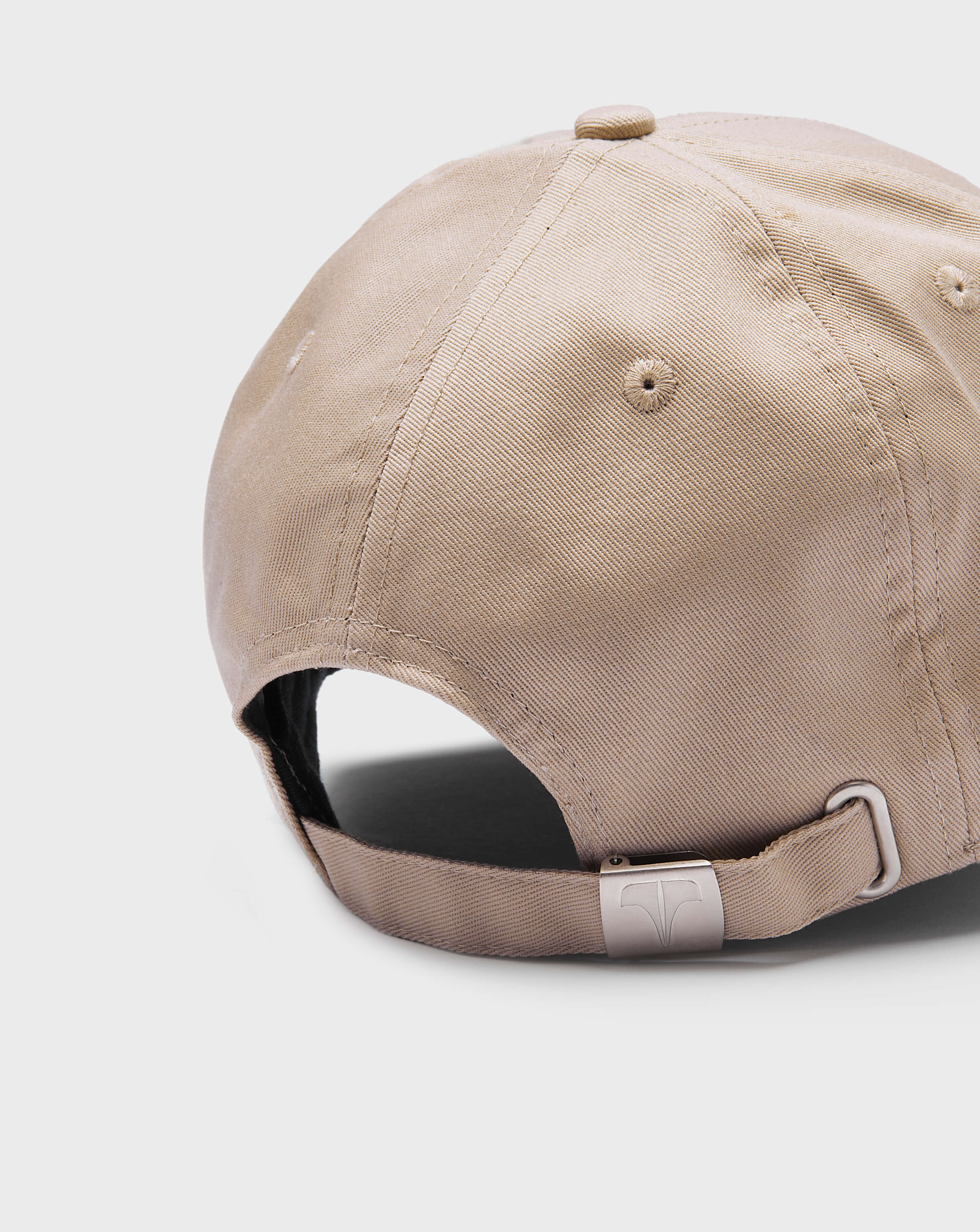 Twinzz beige pitcher cap with silver logo strap